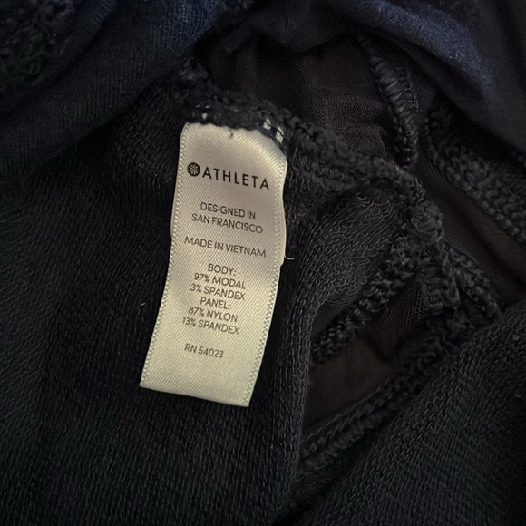 Athleta navy short with pockets - Picture 6 of 6